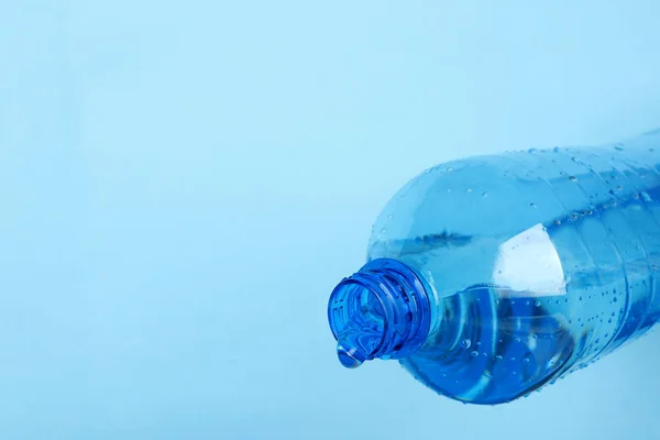 Agua que sale de la botella de plástico — Foto de Stock