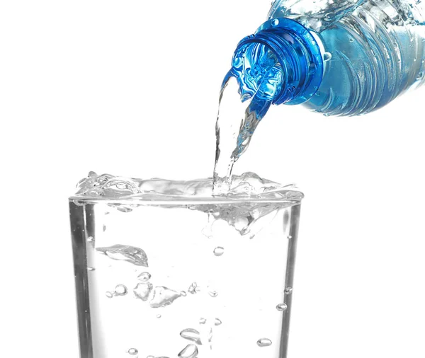 Water dat uit de fles komt — Stockfoto