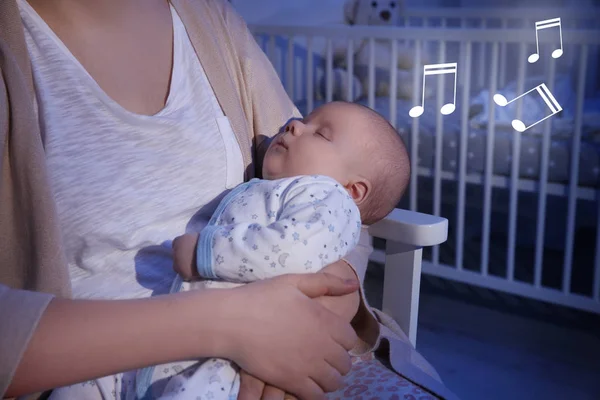 Mãe com bebê adormecido em casa. Canções de embalar e conceito de música — Fotografia de Stock