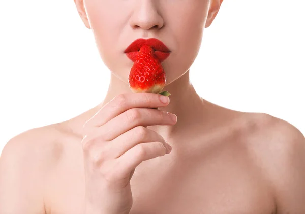 Bella donna con fragola — Foto Stock