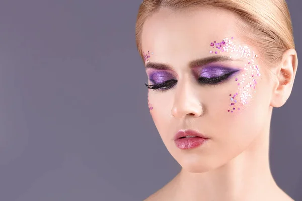 Kvinna med kreativ makeup — Stockfoto