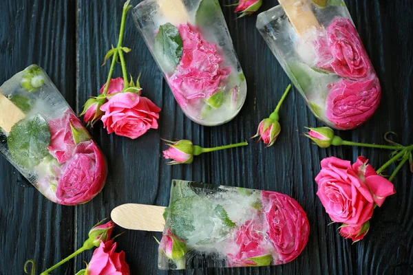 Hielo hecho en casa aparece con flores — Foto de Stock