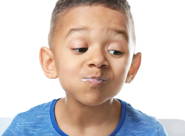 Africké americké chlapce jíst jogurt — Stock fotografie