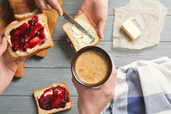 コーヒーとトーストと女性の手 — ストック写真