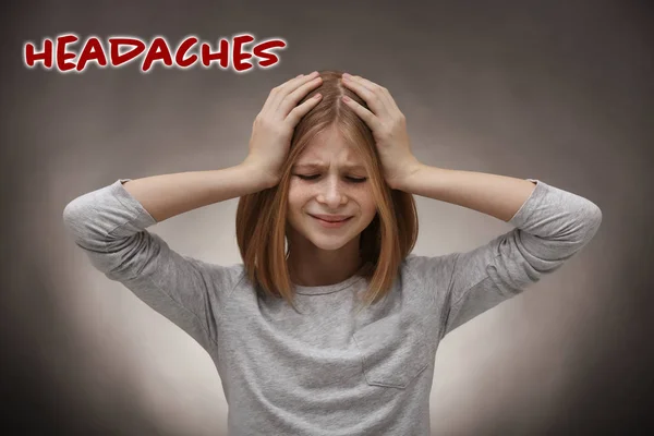 Chica que sufre de dolores de cabeza —  Fotos de Stock