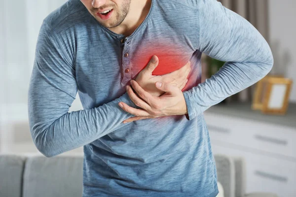 Homem que sofre de dor no peito — Fotografia de Stock