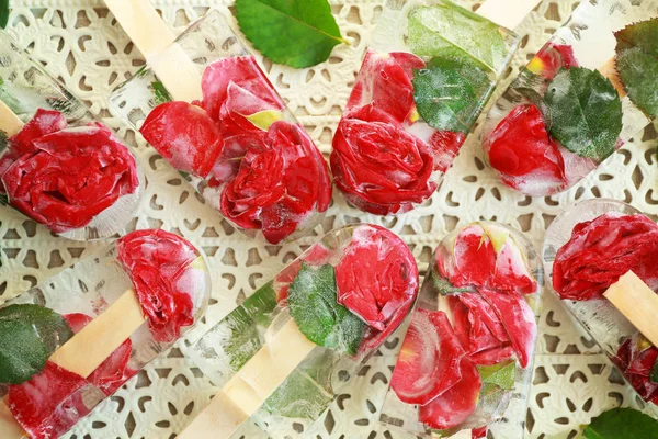 Hielo hecho en casa aparece con flores — Foto de Stock