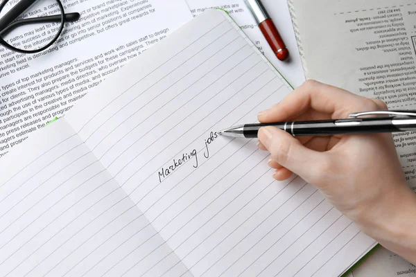 Mujer escribiendo texto COMERCIALIZACIÓN EMPLEOS — Foto de Stock