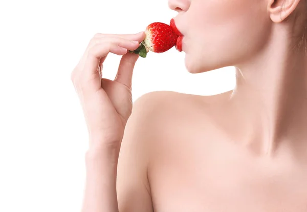 Mujer joven comiendo fresa — Foto de Stock