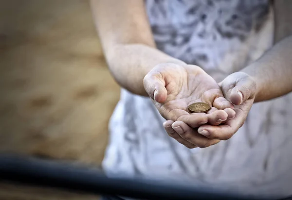 Arme vrouw bedelen voor geld — Stockfoto