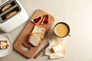 Tereyağı kahve ve tost ile kompozisyon 