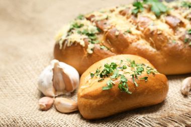 Lezzetli ekmek rendelenmiş peynir ile