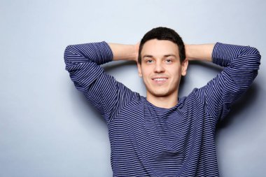 Yakışıklı delikanlı ışık arka plan üzerinde