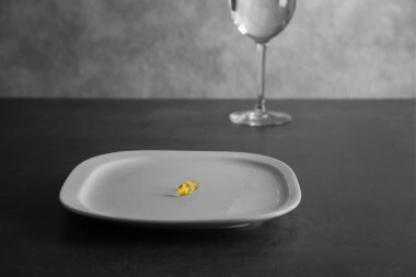 Balık yağı kapsül ile plaka