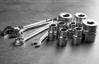 Araba tamir için bir araç gri masaya ayarlama