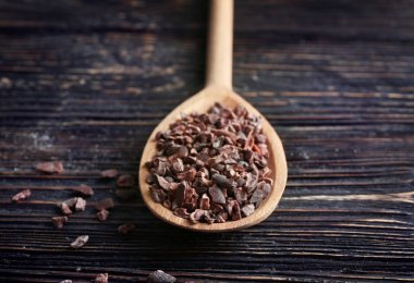 Tahta kaşık kakao nibs ile 