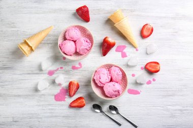 Lezzetli dondurma çilek ile