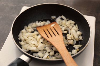 Tavada doğranmış soğan ile