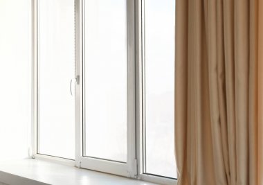 Işık perdesi ile oda pencere