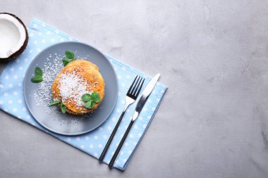 Lezzetli bir şekilde dekore edilmiş Hindistan cevizi krep