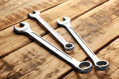 Ahşap arka plan üzerinde birlikte yuvalı eğri somun anahtarları