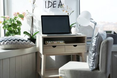 Pencere yanında yaratıcı çalışma alanı 