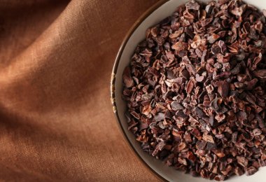Kumaş üzerine kakao nibs ile kase 