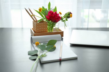 Güzel çiçekler ve işyeri üstünde laptop