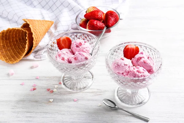 Leckeres Eis mit Erdbeeren — Stockfoto