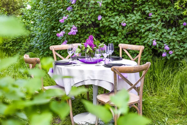 Сервировка стола с цветами сирени — стоковое фото