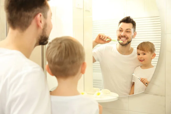 Pai com o filho escovar os dentes — Fotografia de Stock
