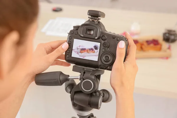 Mulher fotografando comida — Fotografia de Stock