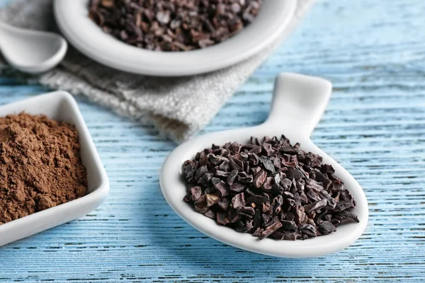 Composition with cocoa nibs and powder — Stock Photo, Image