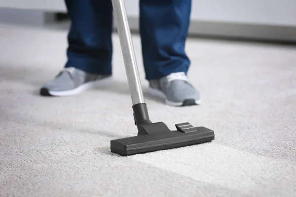 Employee removing dirt in flat — Stock Photo, Image