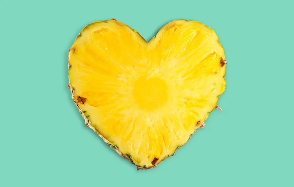 Ananas renk arka plan üzerinde kalp şeklinde — Stok fotoğraf