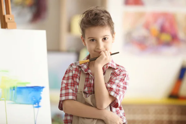 Kleine kunstenaar in de studio — Stockfoto