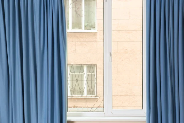 Fenster mit farbigen Vorhängen — Stockfoto