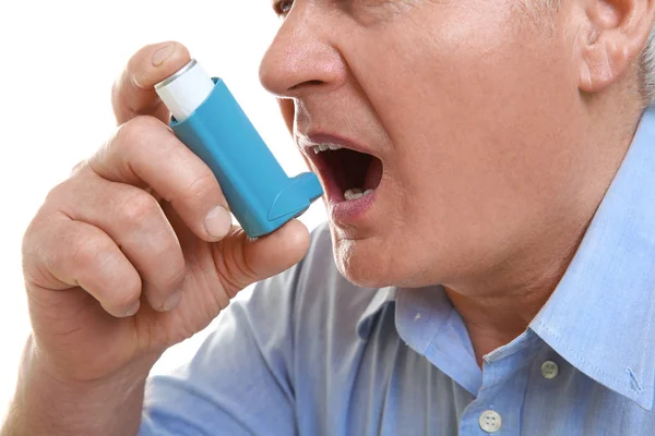 Hombre mayor usando inhalador — Foto de Stock