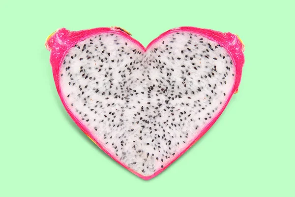Frutto drago a forma di cuore su sfondo di colore — Foto Stock