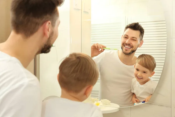 Baba ile oğlu diş fırçalama — Stok fotoğraf