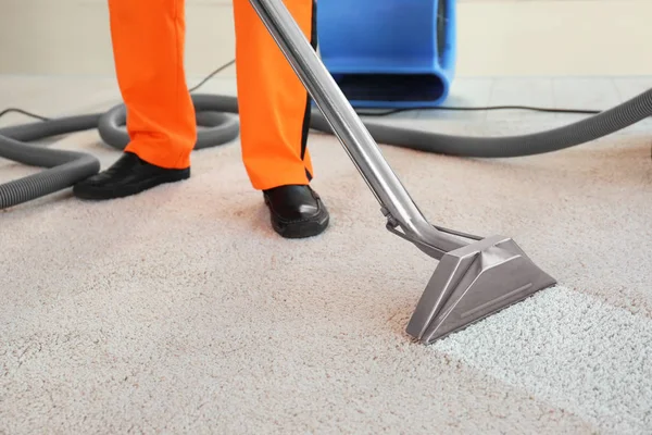 Employee removing dirt in flat — Stock Photo, Image