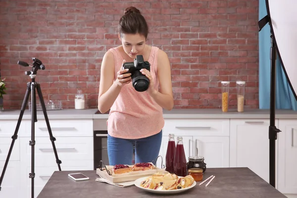 Mujer fotografiando comida — Foto de Stock