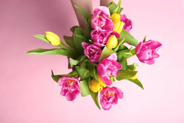 Donna che tiene bei tulipani — Foto Stock
