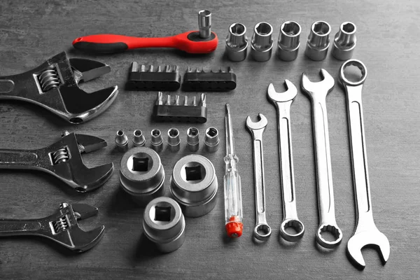 Réglage des outils de réparation automobile sur table grise — Photo