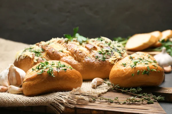 Leckeres Brot mit geriebenem Käse — Stockfoto