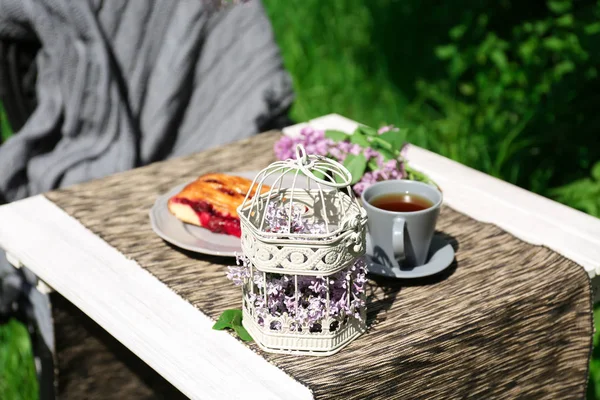 Стіл зі сніданком в саду — стокове фото