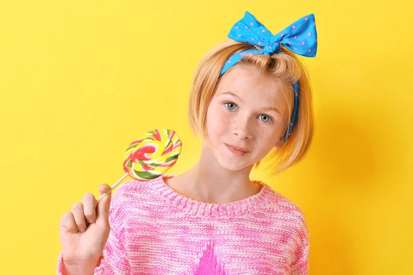 Niña sosteniendo lollipop colorido —  Fotos de Stock