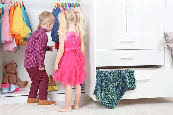 Kinder spielen im Kleiderschrank — Stockfoto
