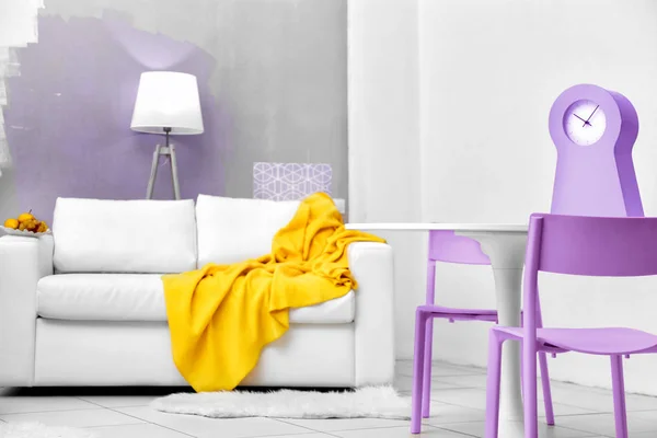 Lila kleur in modern interieur — Stockfoto