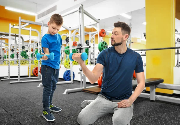 Apa és fia képzés az edzőteremben — Stock Fotó